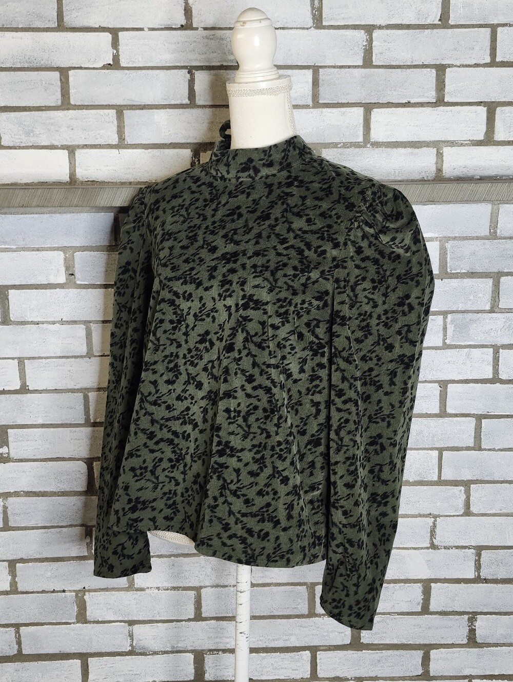 • Time And Tru Women's Long Sleeve Tie Back Corduroy Floral Top Sz XL Olive Oak